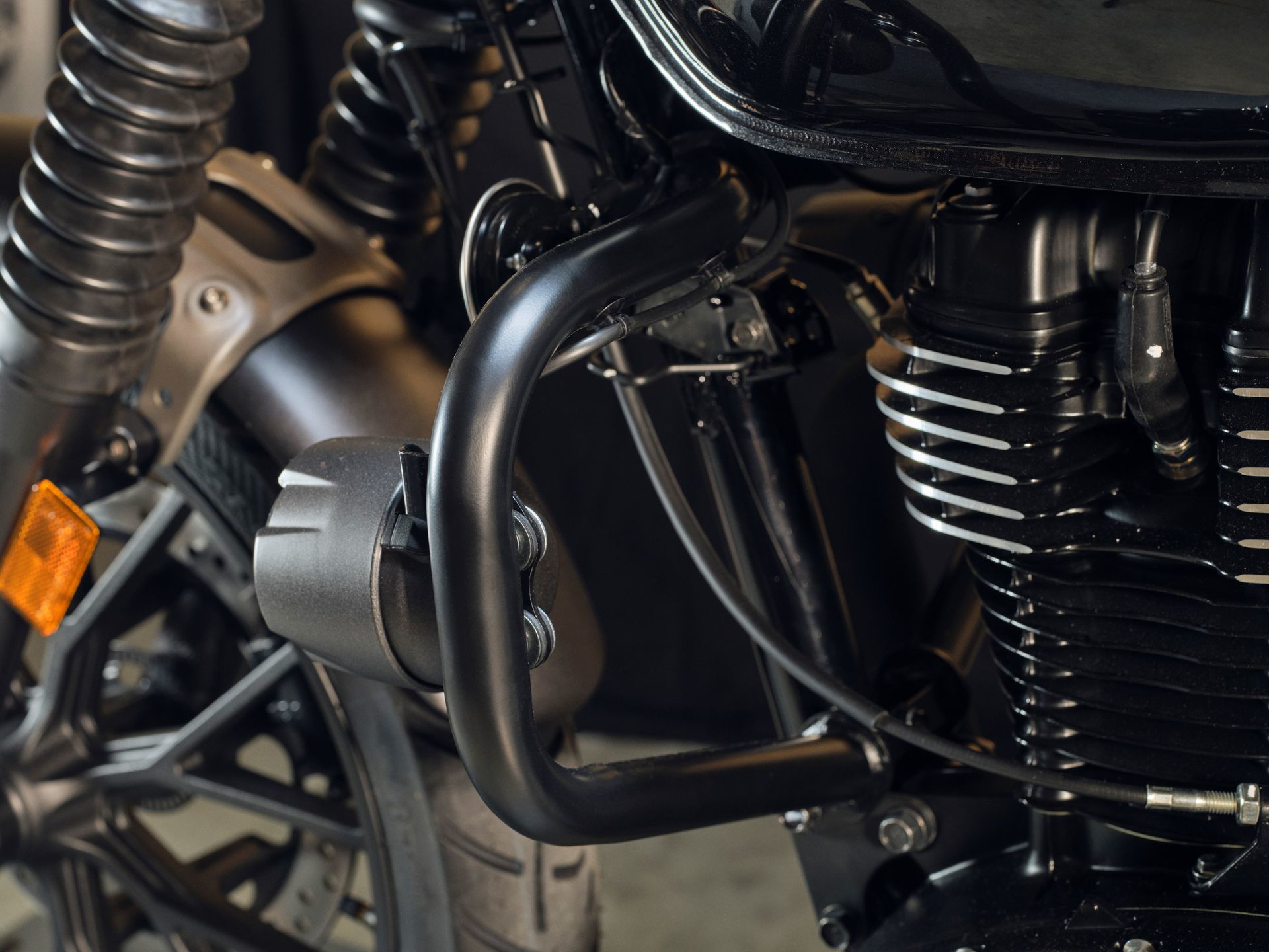Detalles mecánicos del motor de la Honda GB350S destacando su diseño y acabados.