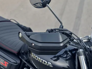 Detalle del motor de la Honda GB350S, símbolo de fiabilidad japonesa.