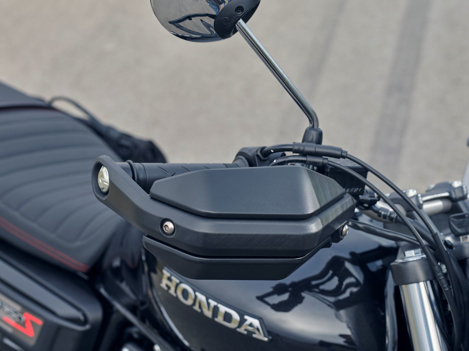 Detalle del motor de la Honda GB350S, símbolo de fiabilidad japonesa.
