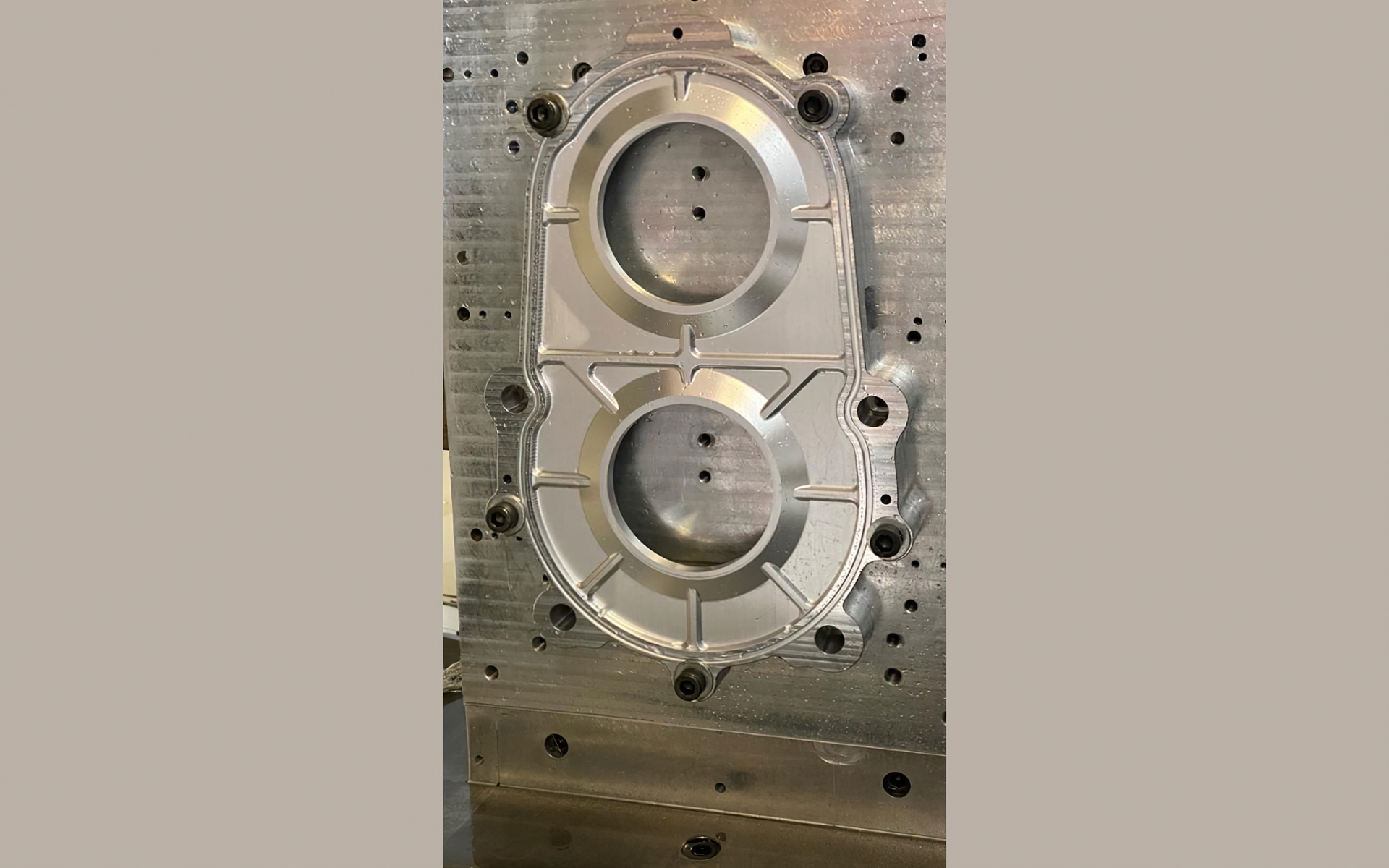 Vista detallada del motor Omega 1, destacando su precisión CNC.