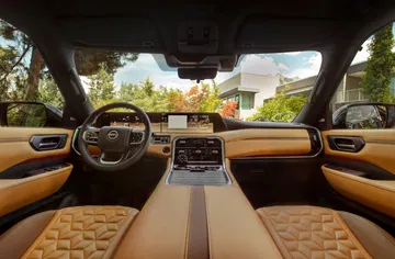 Interior elegante y espacioso, destaca el confort y la tecnología avanzada.