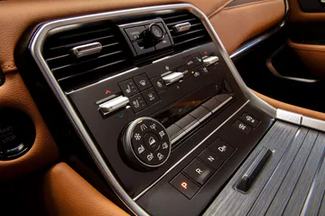 Interior del SUV todoterreno, destacando la consola central con controles intuitivos.