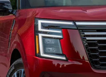 Detalles del atractivo diseño frontal del SUV Nissan, con impresionantes faros LED.