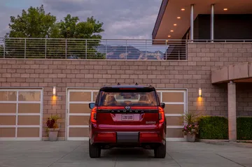 Impresionante SUV todoterreno de 7 plazas, perfecto para aventuras. Ideal para familias y terrenos difíciles.