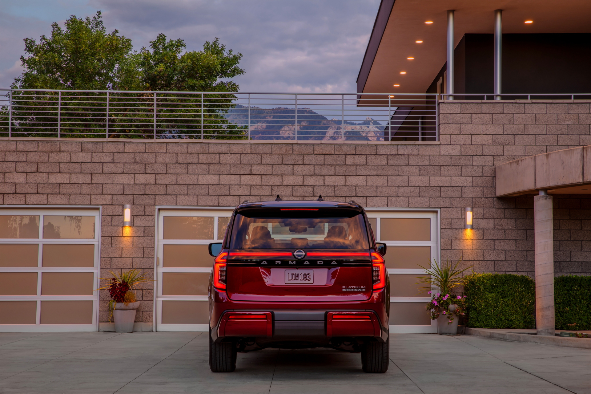 Impresionante SUV todoterreno de 7 plazas, perfecto para aventuras. Ideal para familias y terrenos difíciles.