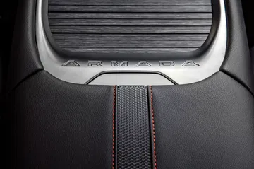 Detalle del asiento que combina confort y diseño para un SUV imponente.