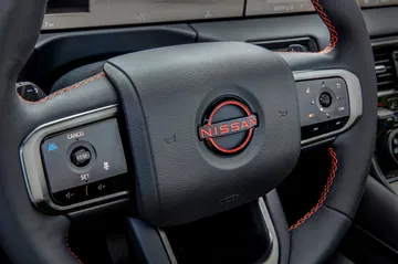 Imagen del volante del SUV con detalles modernos y acabados de alta calidad.