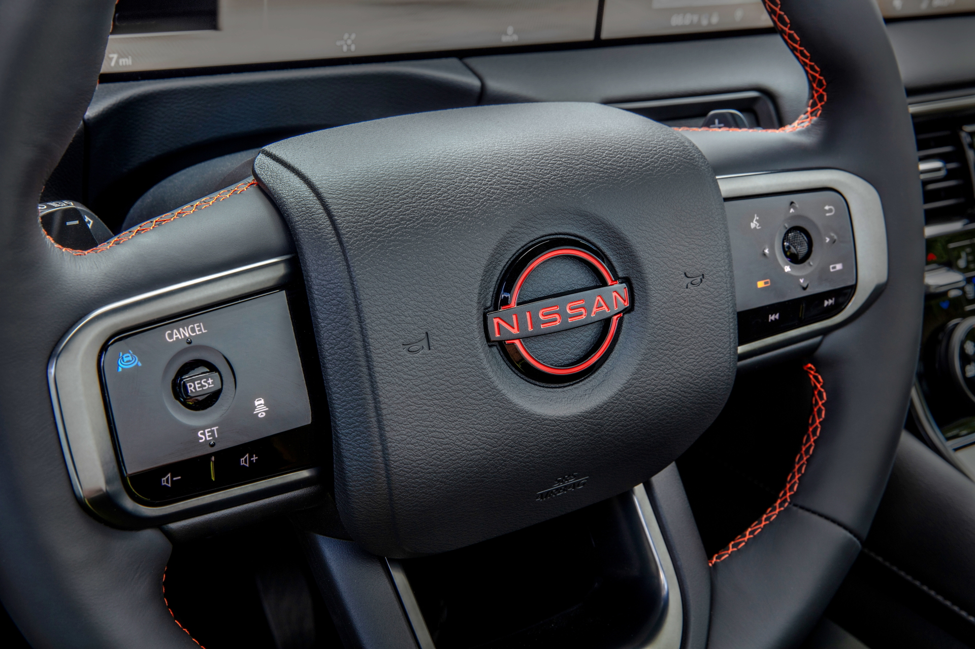 Imagen del volante del SUV con detalles modernos y acabados de alta calidad.