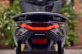 Vista trasera de la Honda PCX 2025 mostrando el nuevo disco de freno trasero y mejoras estéticas.