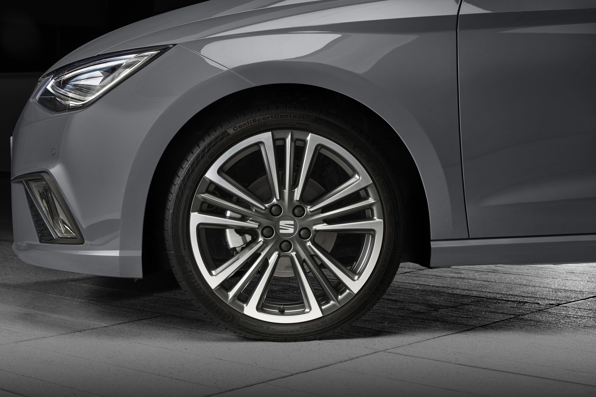 Detalles de la llanta y diseño del SEAT Ibiza.