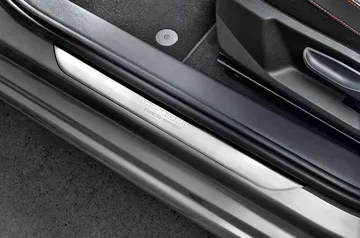 Detalle del umbral de entrada del SEAT Ibiza, ofreciendo un acabado elegante.