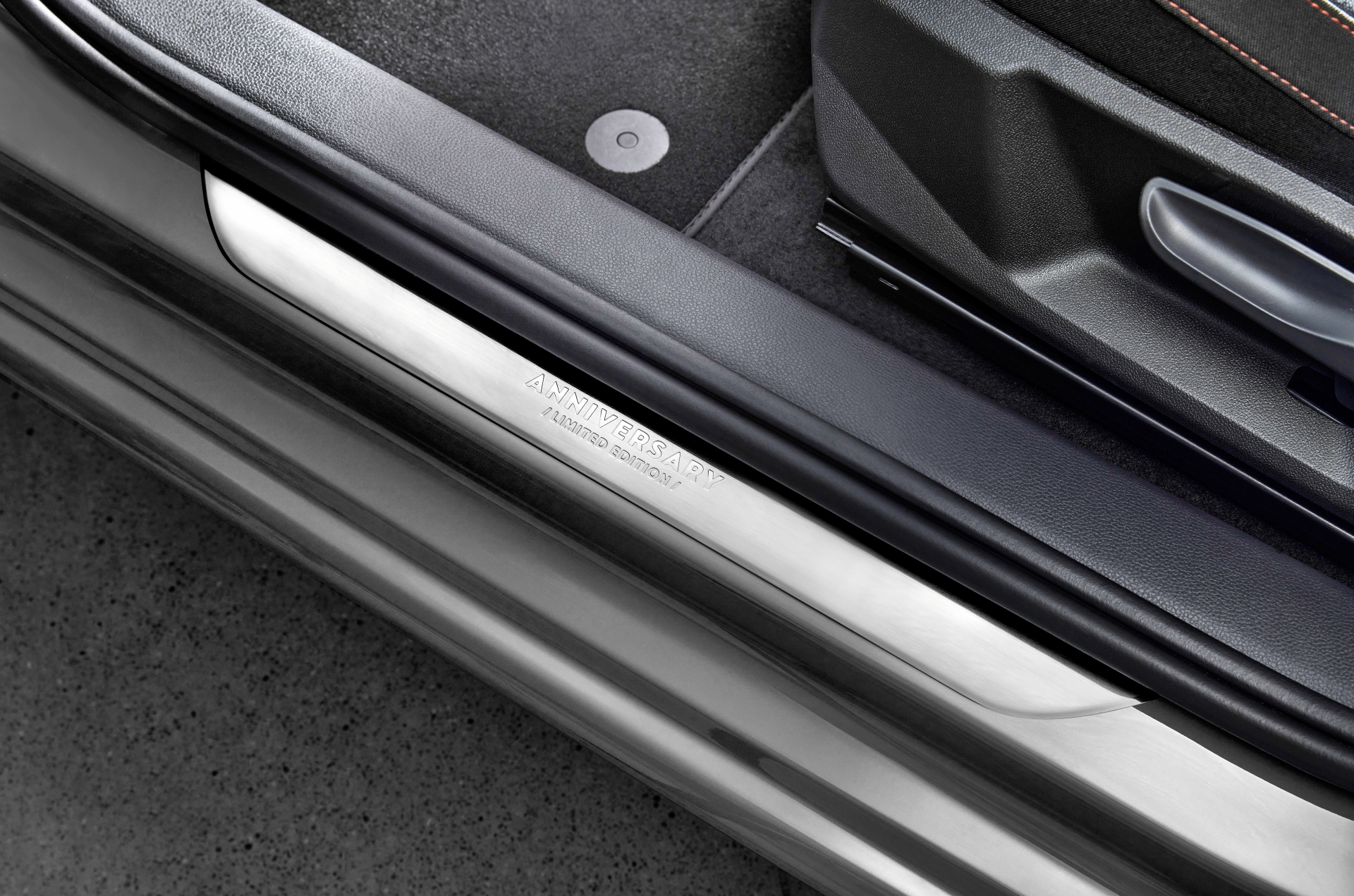 Detalle del umbral de entrada del SEAT Ibiza, ofreciendo un acabado elegante.
