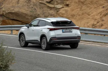 El Omoda 5, un SUV elegante y moderno, fusiona estilo y funcionalidad en carretera.