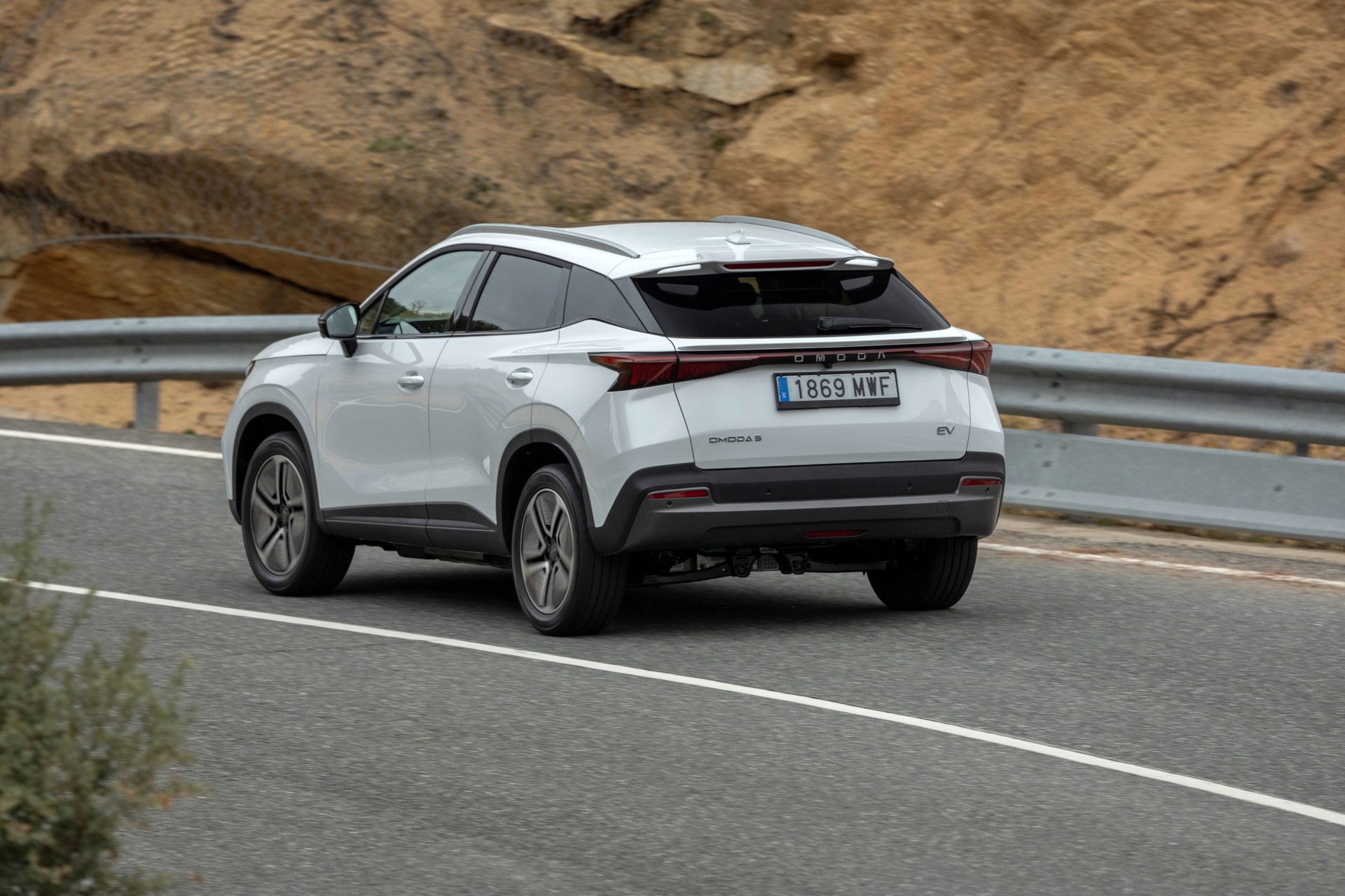 El Omoda 5, un SUV elegante y moderno, fusiona estilo y funcionalidad en carretera.