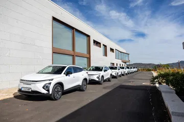 Vista lateral del Omoda 5, un SUV con diseño atractivo y moderno.