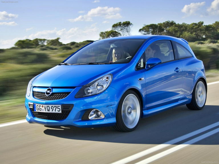 Vista lateral Opel Corsa OPC mostrando su línea deportiva. Vista lateral Opel Corsa OPC mostrando su línea deportiva.