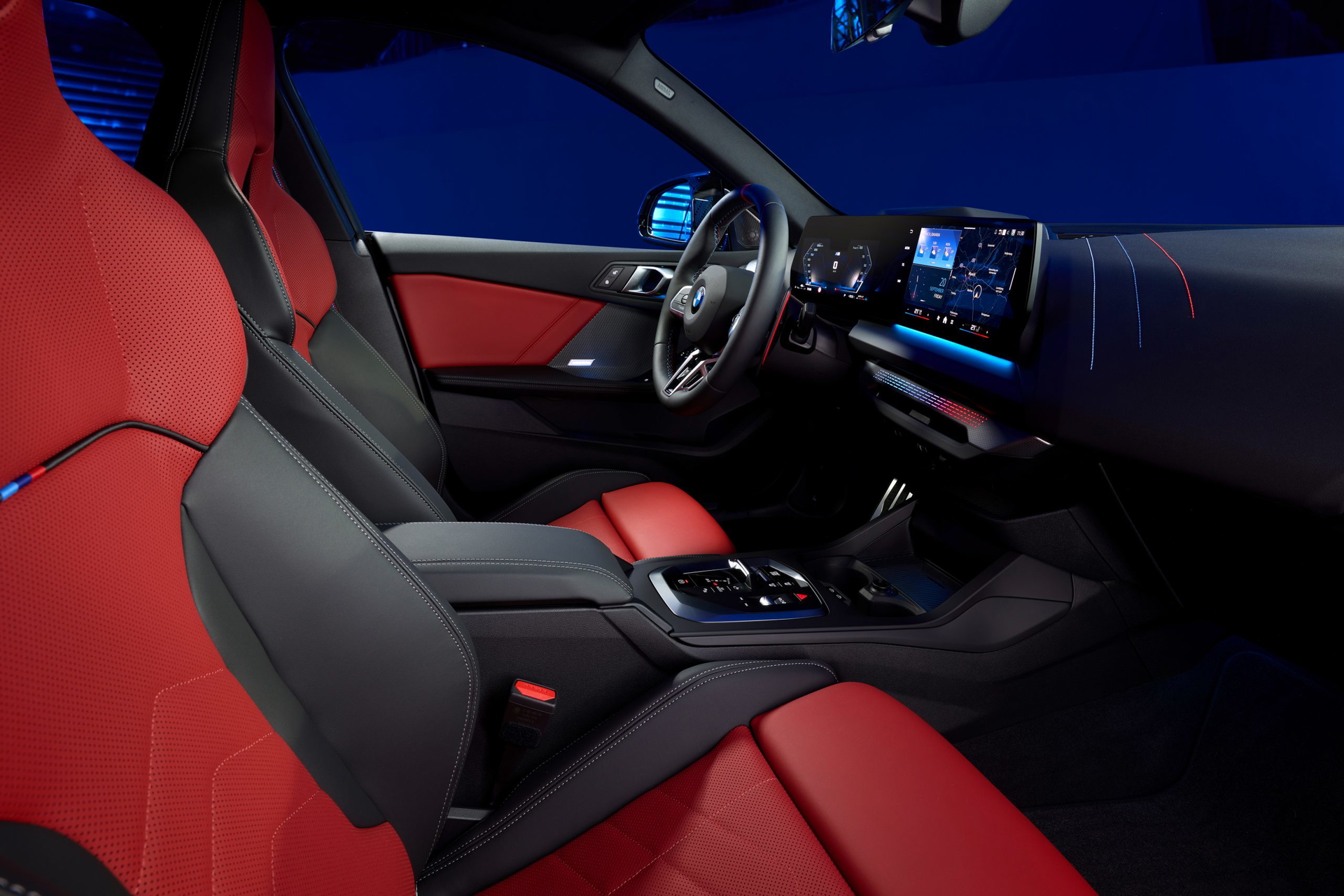 El interior del nuevo BMW M235 muestra un diseño moderno y deportivo con acabados en rojo y negro.