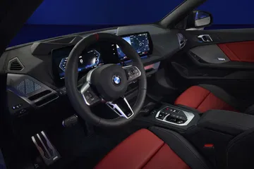 Interior del nuevo BMW M235i, combina lujo y tecnología avanzada.