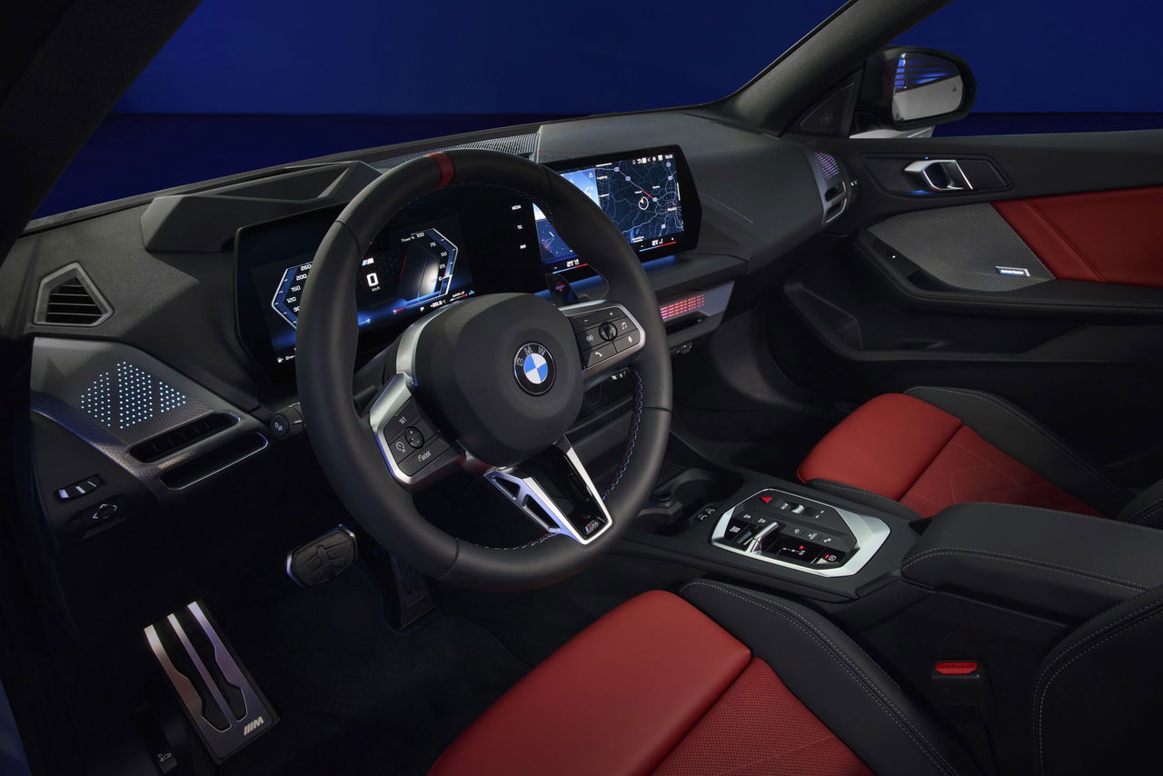 Interior del nuevo BMW M235i, combina lujo y tecnología avanzada.