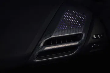 Vista del elegante detalle del panel interior con iluminación LED y acabado premium.