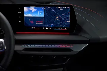 Pantalla digital que muestra información y clima en el nuevo BMW M235i.