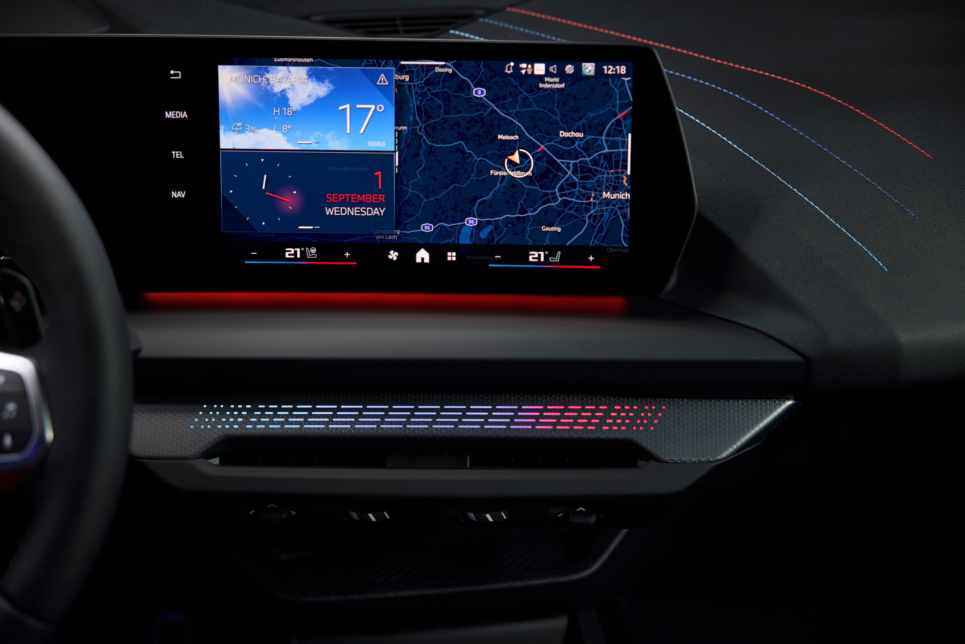 Pantalla digital que muestra información y clima en el nuevo BMW M235i.
