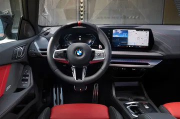 Interior moderno y tecnológico del BMW M235, con pantalla digital y volante deportivo.