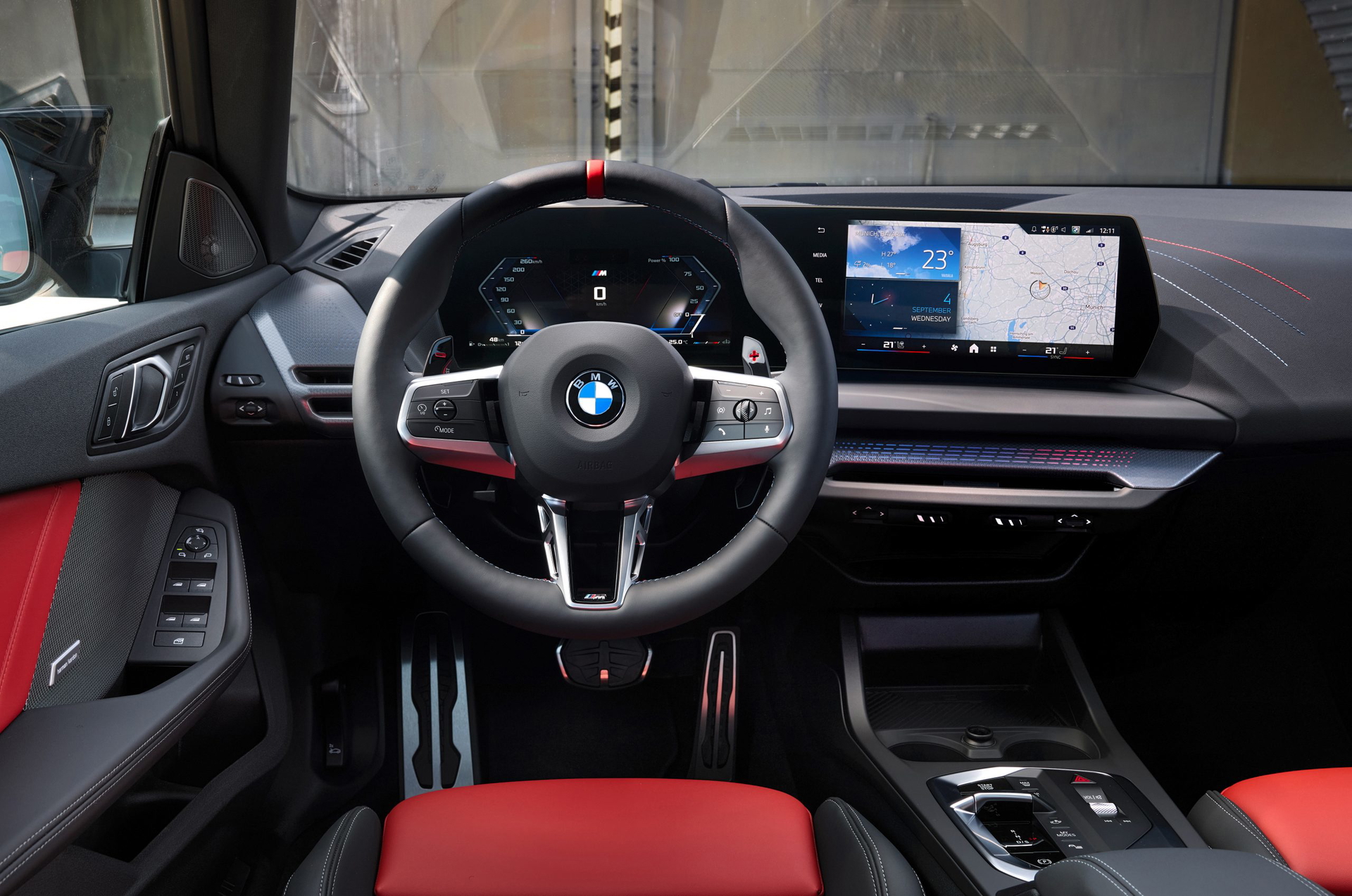 Interior moderno y tecnológico del BMW M235, con pantalla digital y volante deportivo.
