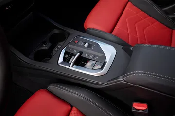 Interior del BMW M235i, con detalles en rojo y controles intuitivos.