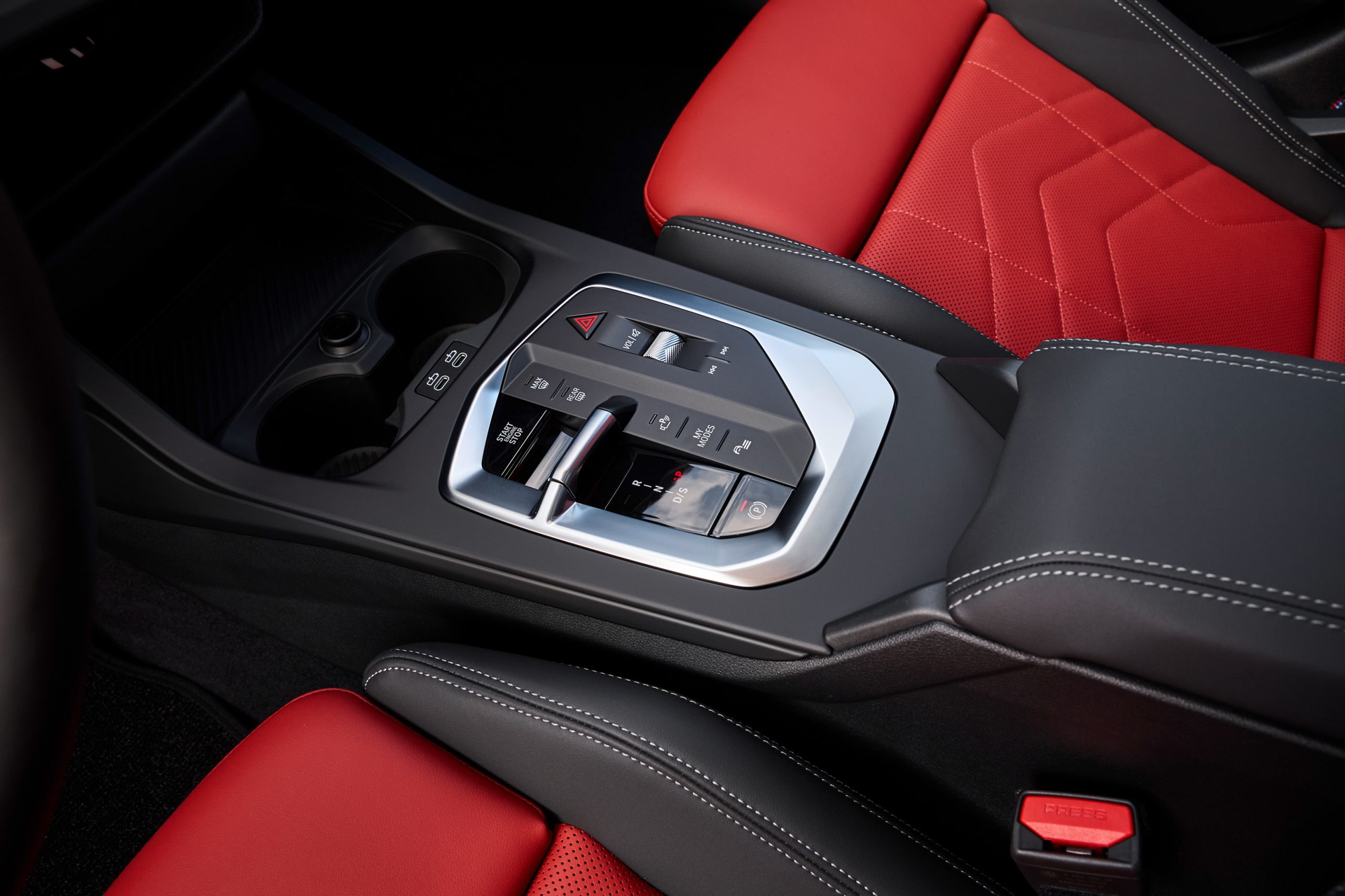 Interior del BMW M235i, con detalles en rojo y controles intuitivos.