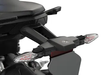 Vista detallada del diseño trasero de la BMW F 900 R, destacando sus intermitentes.