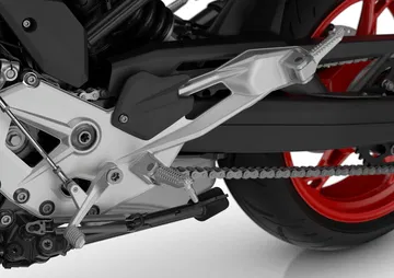 Detalle del sistema de transmisión del BMW F 900 R, destacando su precisión y diseño.