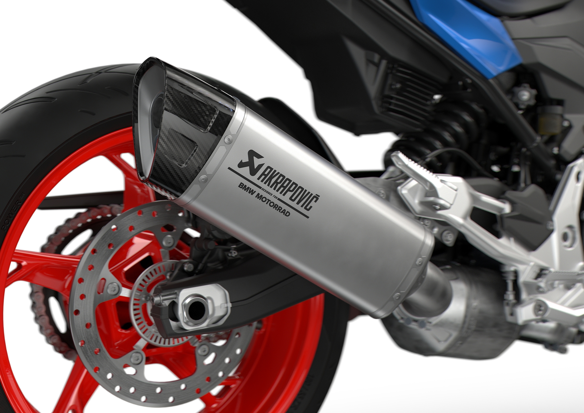Detalle del escape de la BMW F 900 R, destacando su diseño moderno y eficiente.