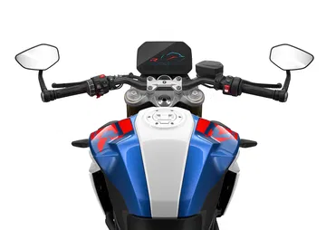 Vista trasera y lateral de la BMW F 900 R, destacando su diseño moderno y agresivo.