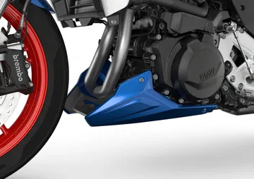 Detalle del motor de la BMW F 900 R, destacando su diseño y componentes.