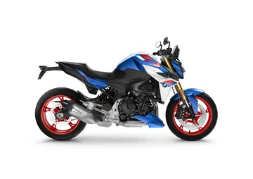 La nueva BMW F 900 R destaca por su diseño agresivo y tecnología avanzada.
