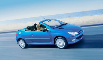 Peugeot 206 CC Allure en azul, convertible con capota bajada.