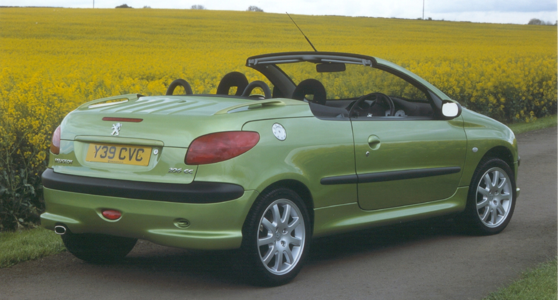 Peugeot 206 CC en tonalidad verde con techo descapotable, ideal para disfrutar de viajes al aire libre.