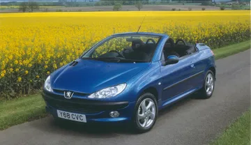 Peugeot 206 CC en entorno bucólico, perfecto para disfrutar de un día soleado.