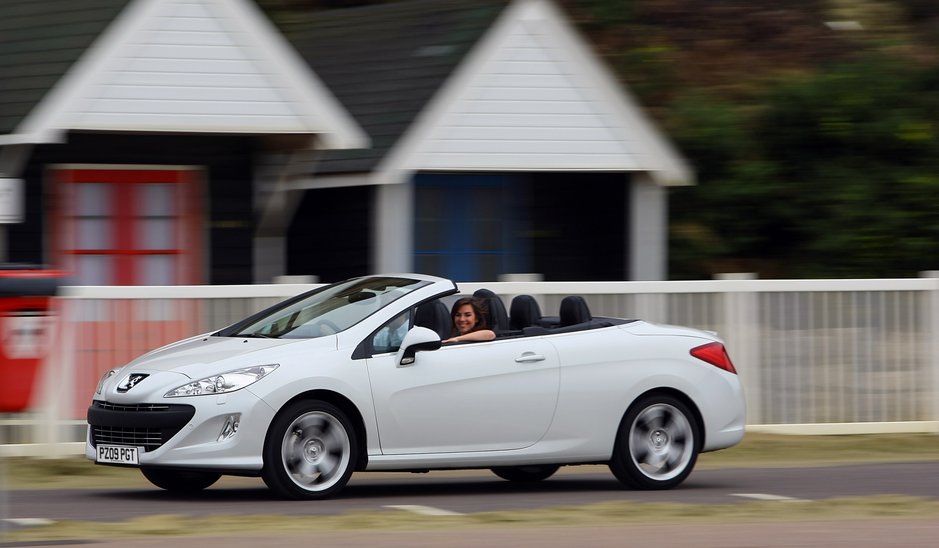 Vista lateral del Peugeot 308 CC, destacando su diseño convertible.
