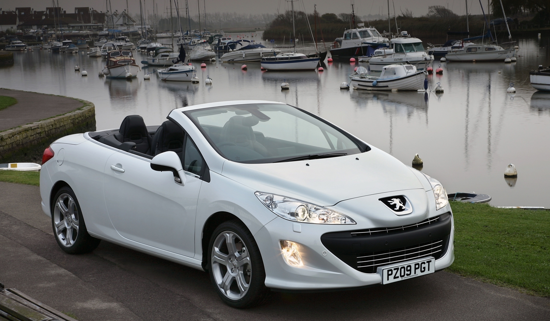 Vista delantera y lateral del Peugeot 308 CC, cabrio perfecto para disfrutar de la carretera.