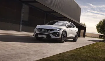 El Peugeot E408 combina diseño moderno y eficiencia en un SUV atractivo.