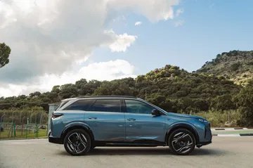 El Peugeot E5008 combina elegancia y versatilidad para un SUV perfecto.