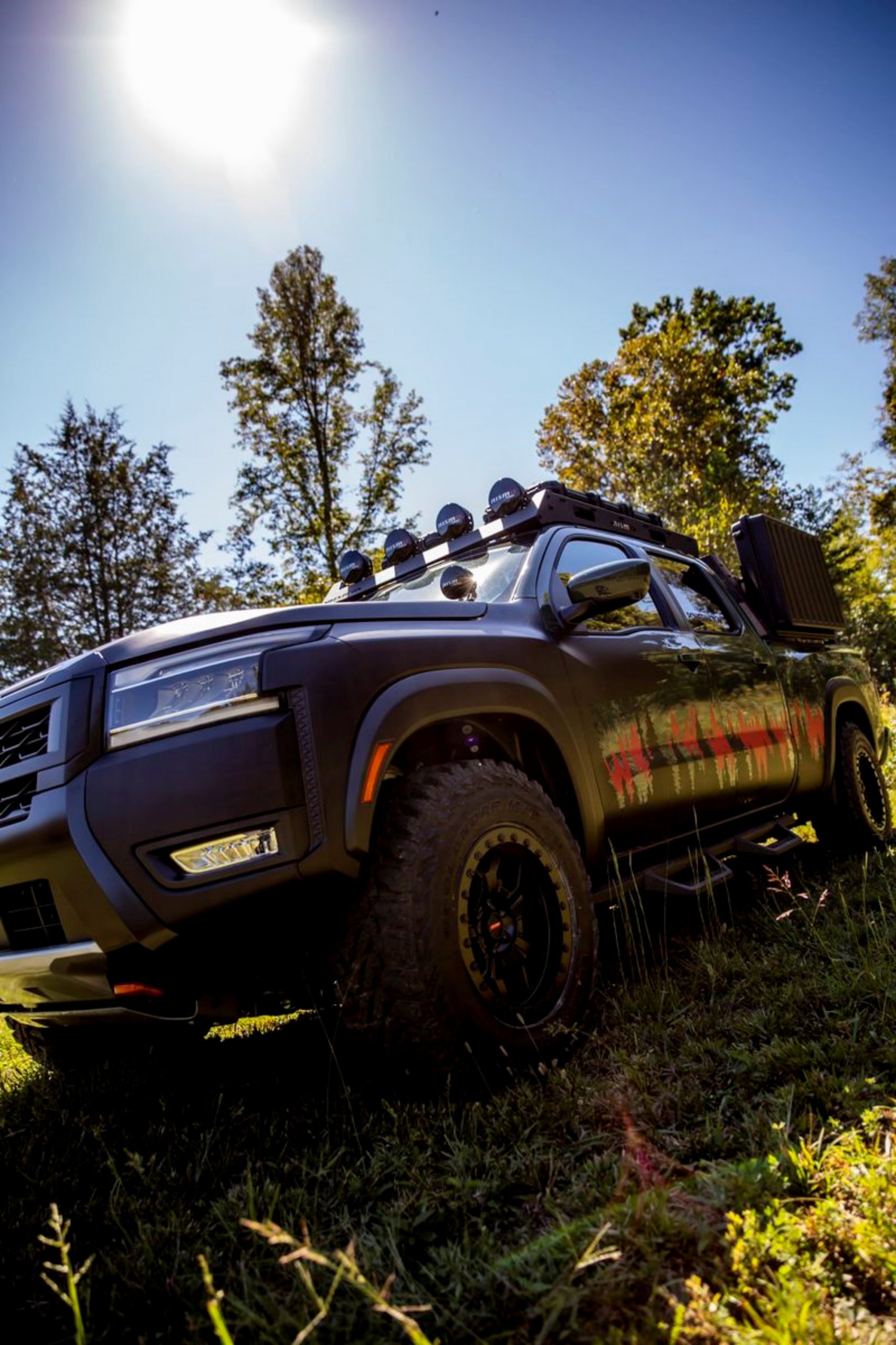 Vista lateral de la Trailgator, pick-up 4x4 camperizada, en entorno natural.