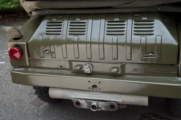 Vista trasera del Porsche Type 597 Jagdwagen, mostrando su diseño robusto y utilitario.