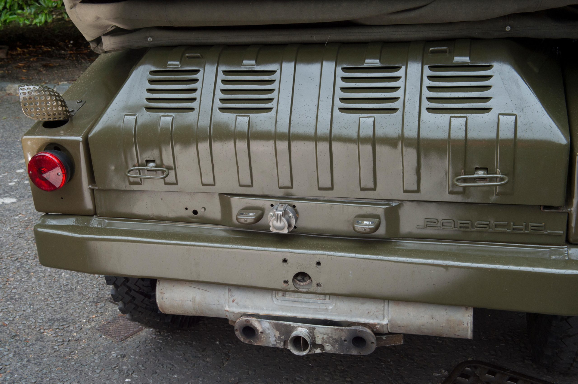 Vista trasera del Porsche Type 597 Jagdwagen, mostrando su diseño robusto y utilitario.