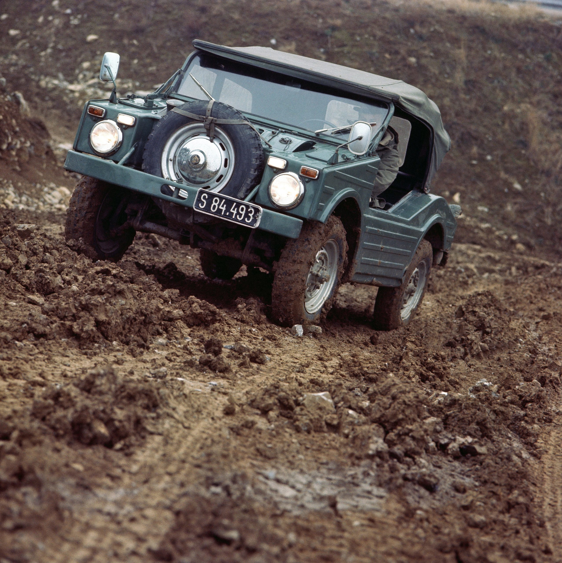 Porsche 597 Jagdwagen superando terreno difícil, ejemplo de un 4x4 histórico.