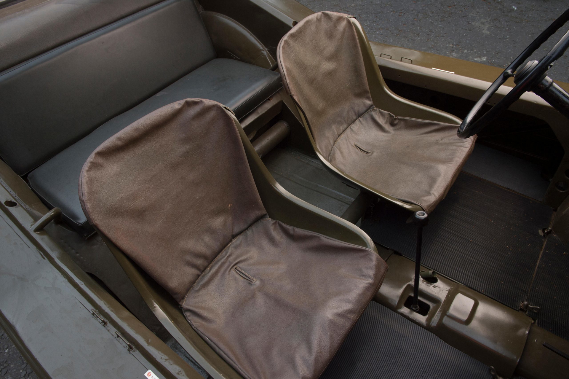 Vista del habitáculo rústico del Porsche 597 Jagdwagen, asientos lona utilitaria