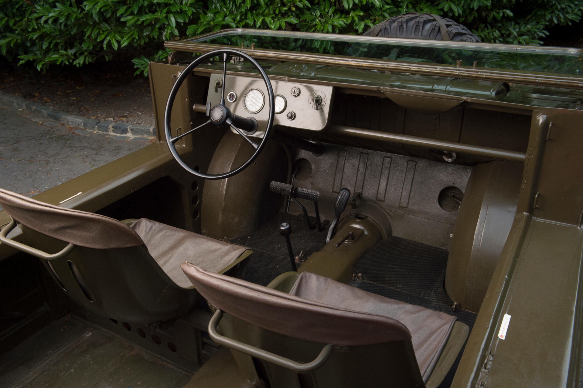 Cabina del Porsche Type 597 Jagdwagen, estética militar y funcional.