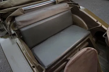Asientos del Porsche Type 597 Jagdwagen, robustez militar.